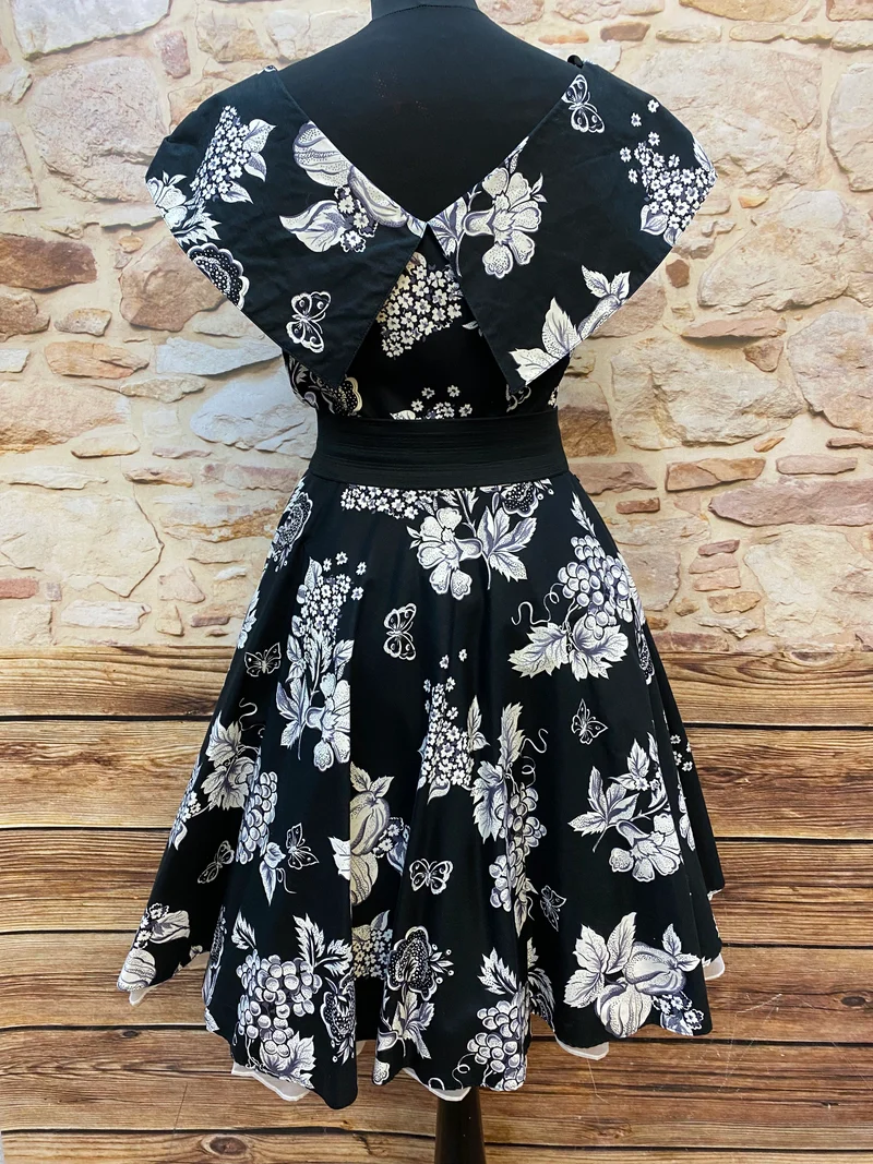 50er Jahre Kleid Schwarz Weiß Gr. 38 – Rockabilly Swingkleid mit Früchteprint und großem Kragen