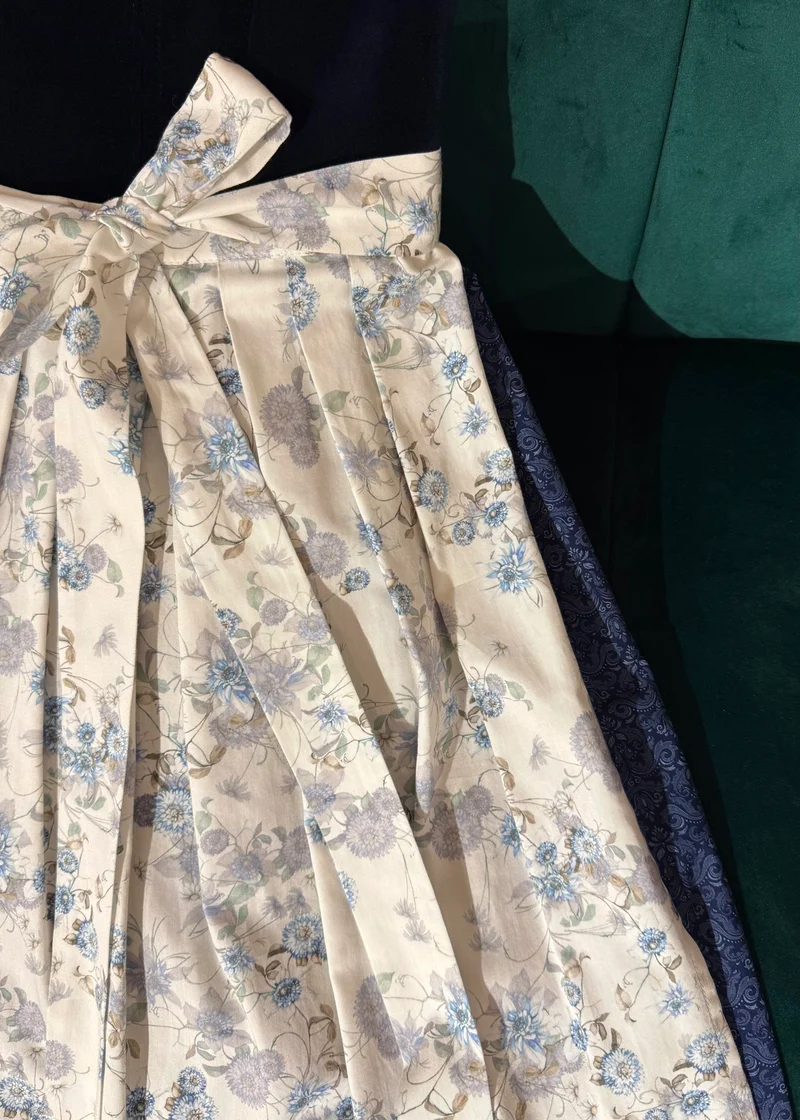 Dirndl Goldstich Samt dunkelblau mit Blumenschürze 75cm