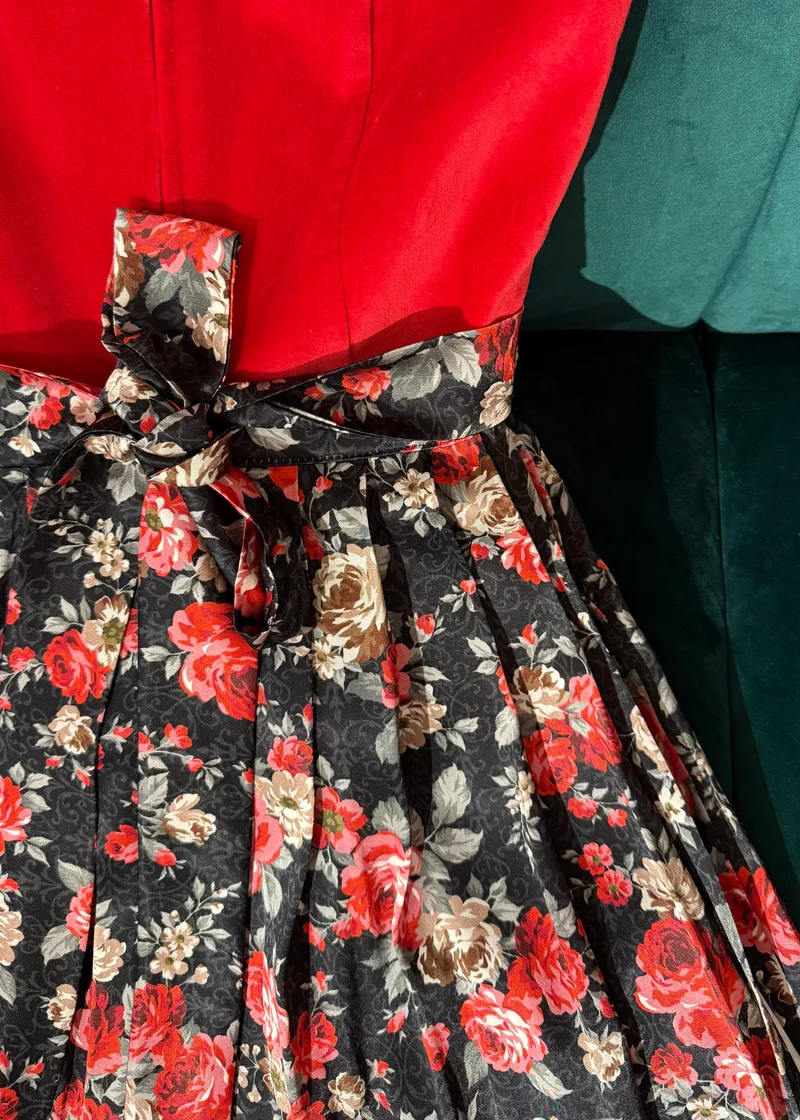 Dirndl Goldstich Samt rot Blumen 75cm
