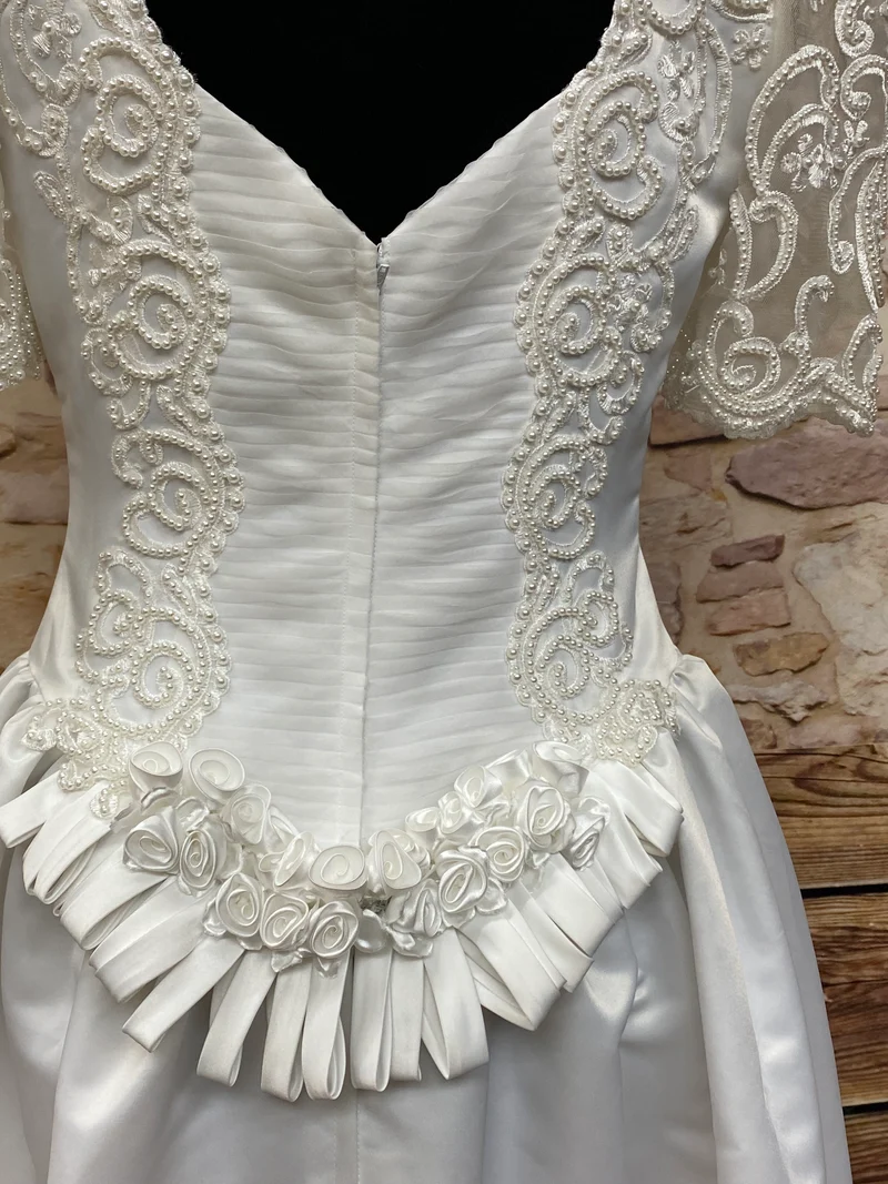 Vintage Brautkleid aus Satin mit Perlenapplikationen – Gr. 36
