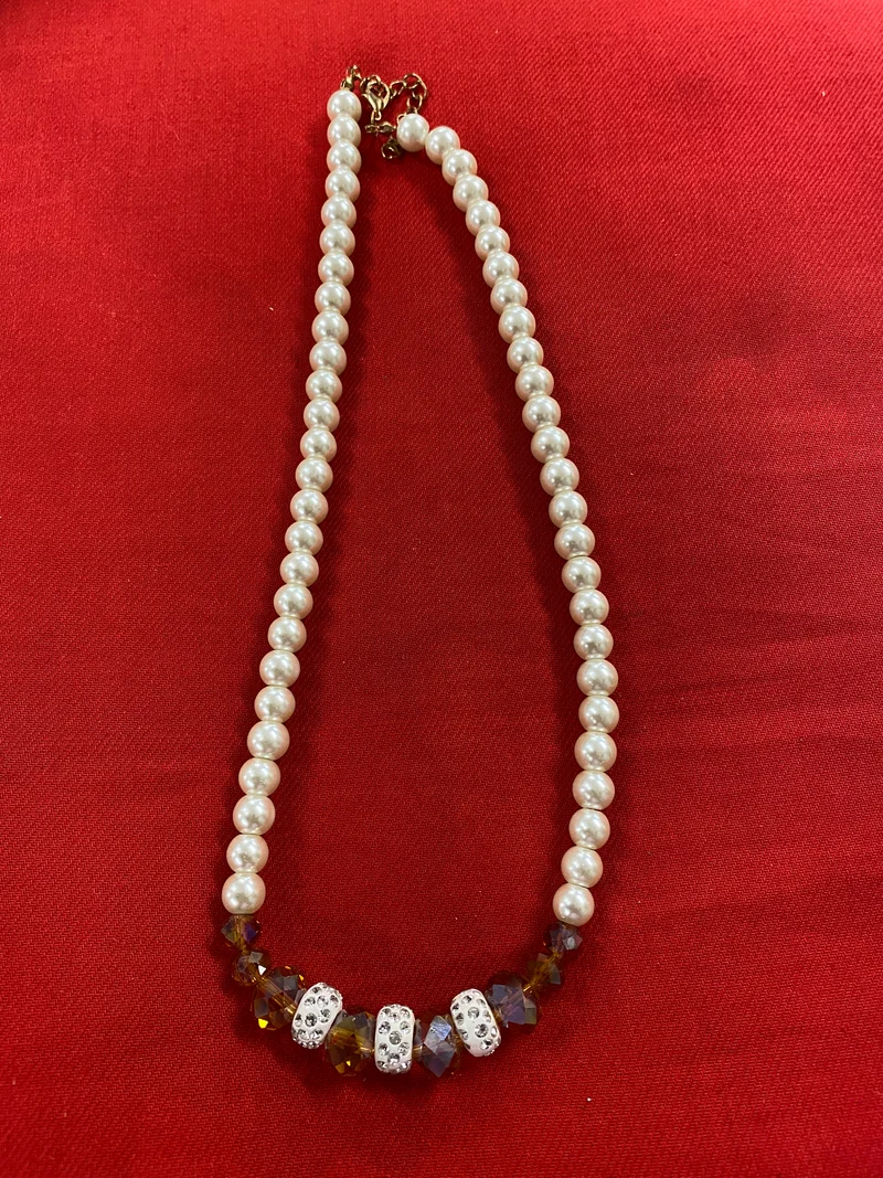 Vintage Perlenkette mit funkelnden Kristallakzenten