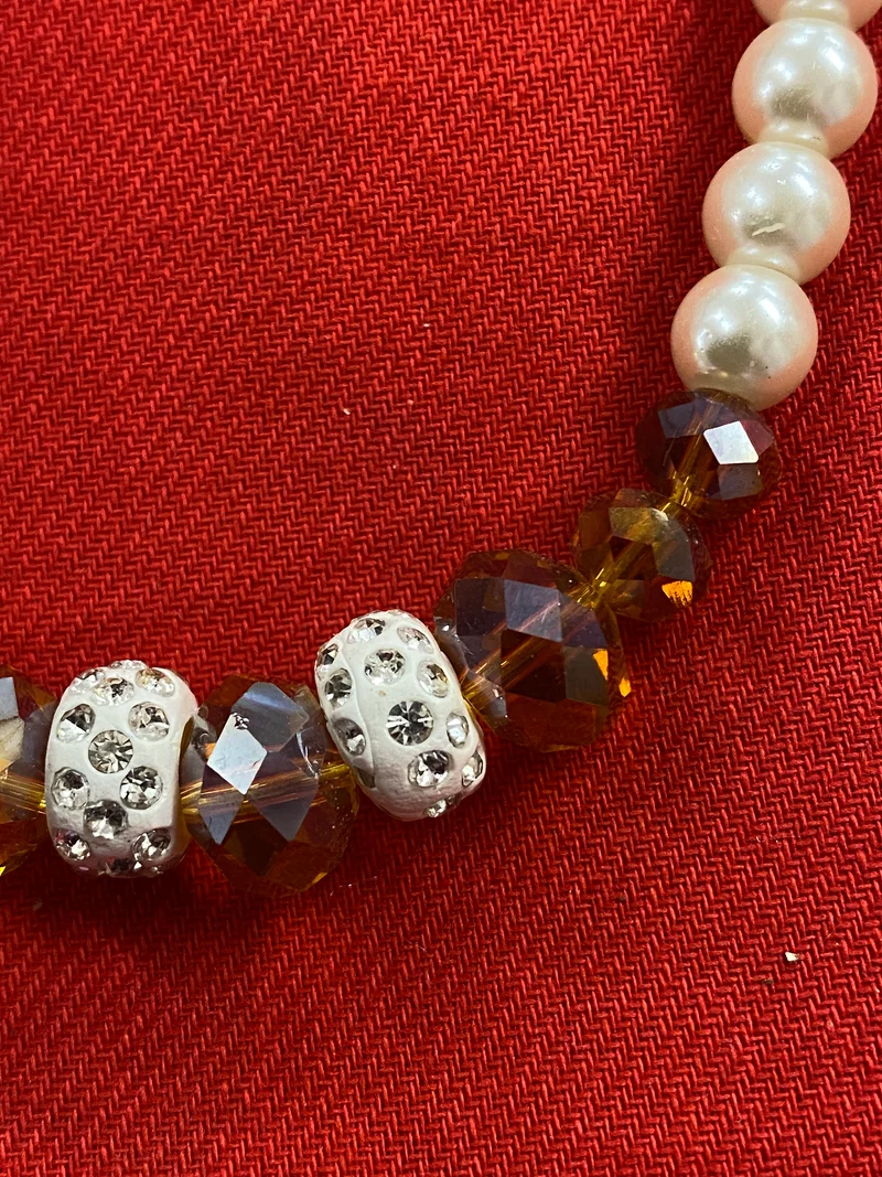 Vintage Perlenkette mit funkelnden Kristallakzenten