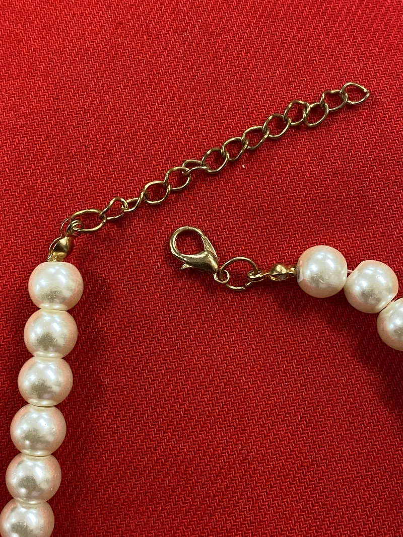 Vintage Perlenkette mit funkelnden Kristallakzenten