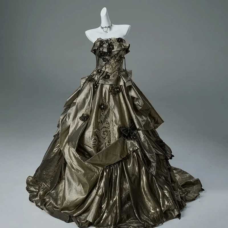 Maßgeschneidertes gotisches trägerloses Ballkleid mit Stickerei, Blumen, Schleife, Kette und asymmetrischer Schleppe für Damen