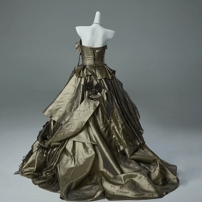Maßgeschneidertes gotisches trägerloses Ballkleid mit Stickerei, Blumen, Schleife, Kette und asymmetrischer Schleppe für Damen