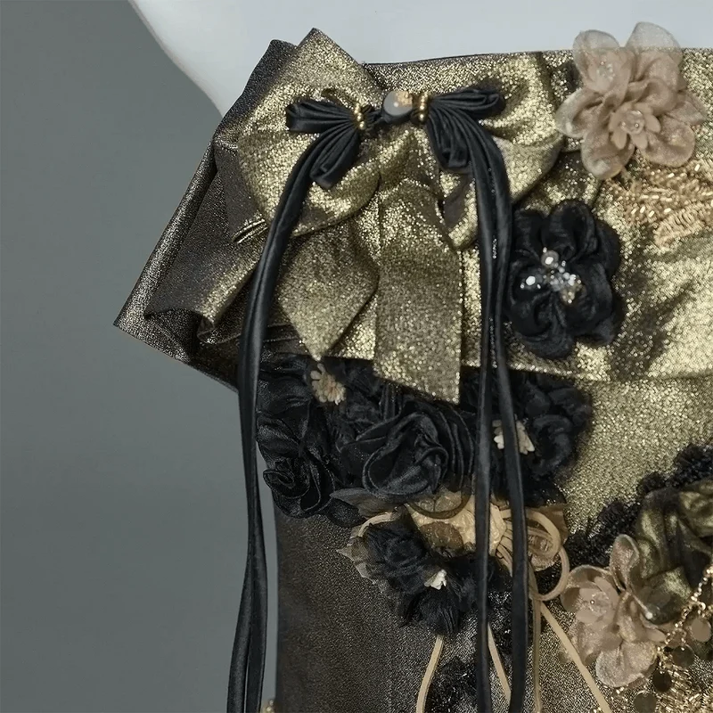 Maßgeschneidertes gotisches trägerloses Ballkleid mit Stickerei, Blumen, Schleife, Kette und asymmetrischer Schleppe für Damen