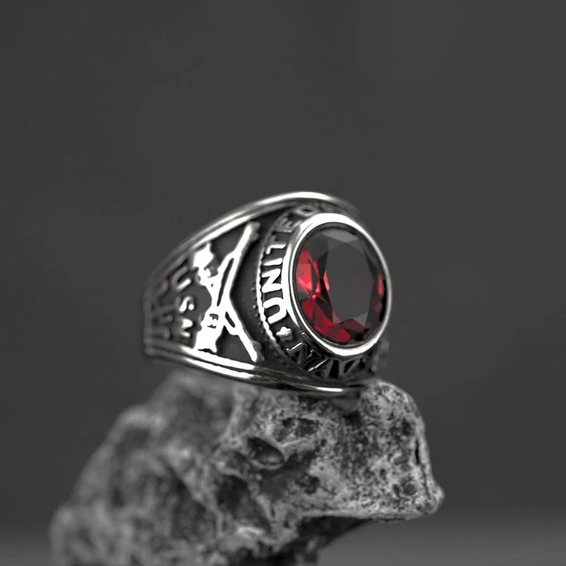 Punk-Vintage-Ring für Herren mit simuliertem Rubin und Schnitzerei