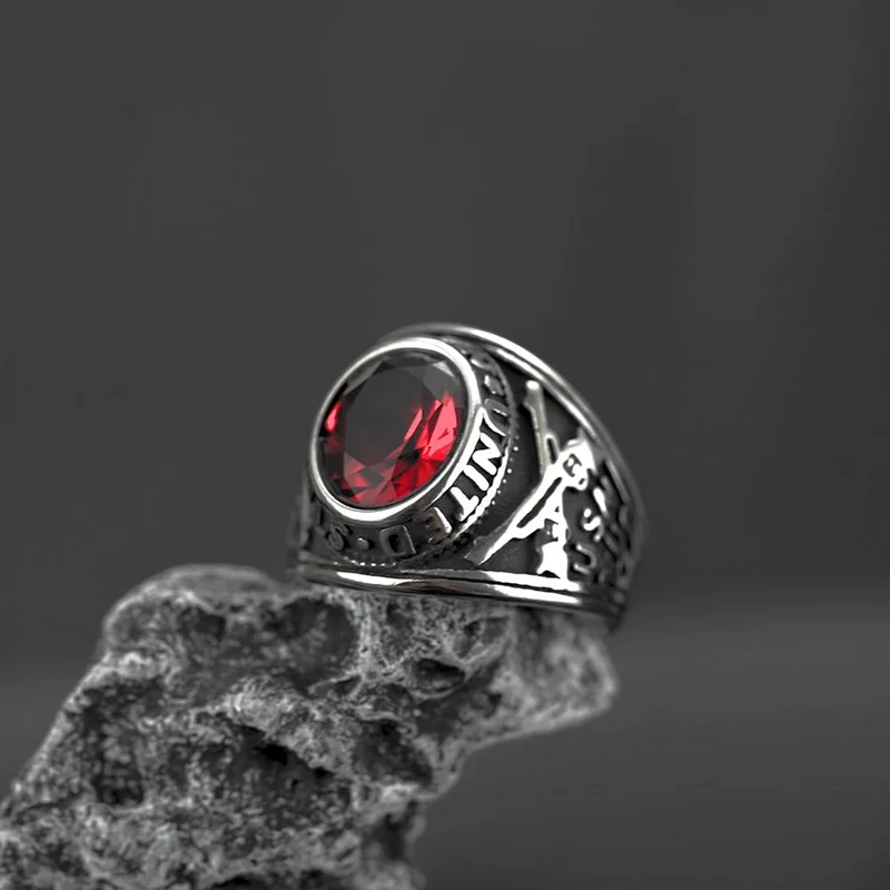 Punk-Vintage-Ring für Herren mit simuliertem Rubin und Schnitzerei