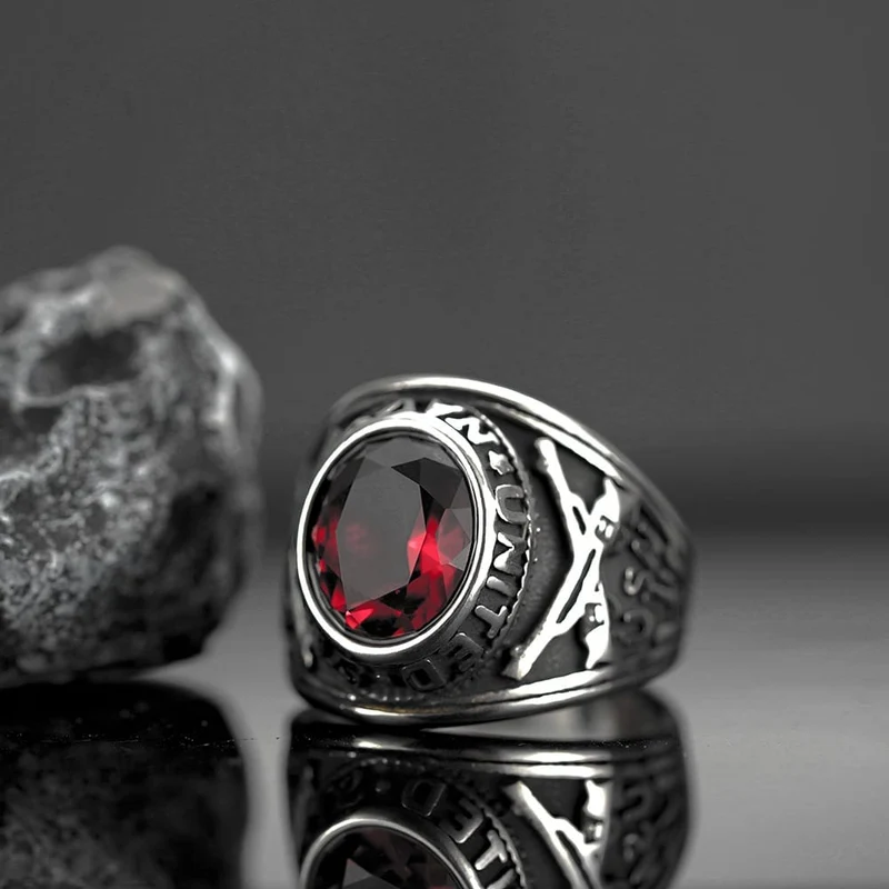 Punk-Vintage-Ring für Herren mit simuliertem Rubin und Schnitzerei