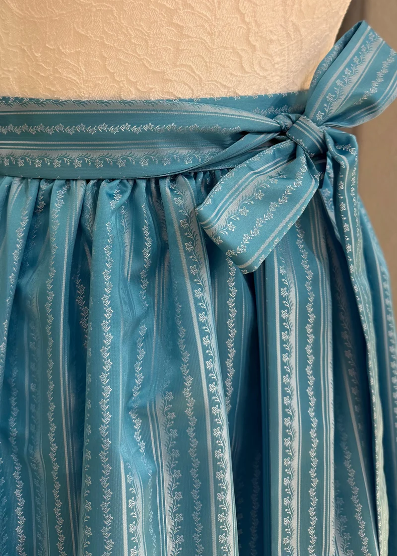Dirndlschürze Goldstich Streifen hellblau 65cm