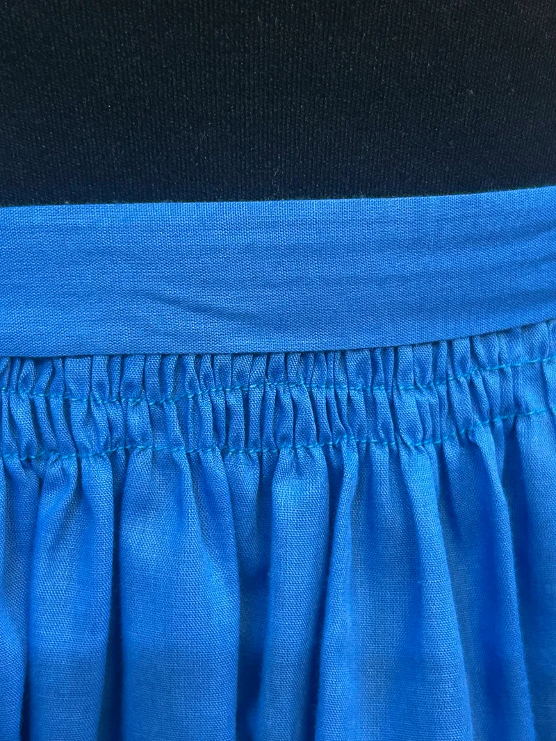 Vintage Dirndlschürze himmelblau – kurze Trachten Schürze mit Biesen
