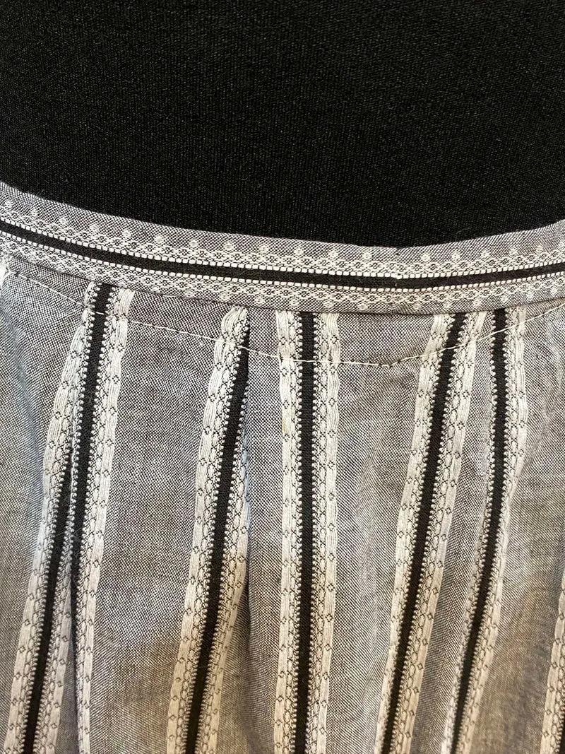 Vintage Dirndlschürze grau -Streifenmuster, mittellang