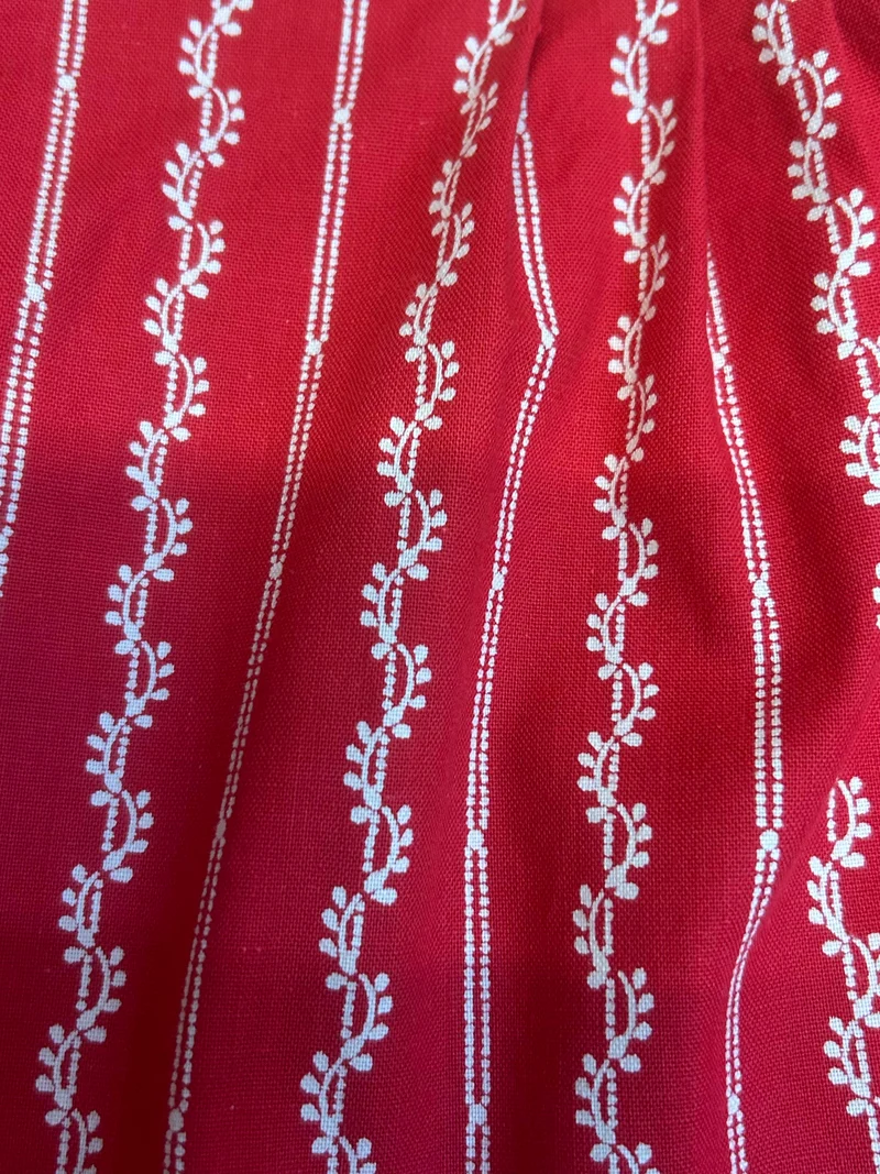 Vintage Dirndlschürze rot gemustert – Trachten Schürze mit Streifen & Ornamenten