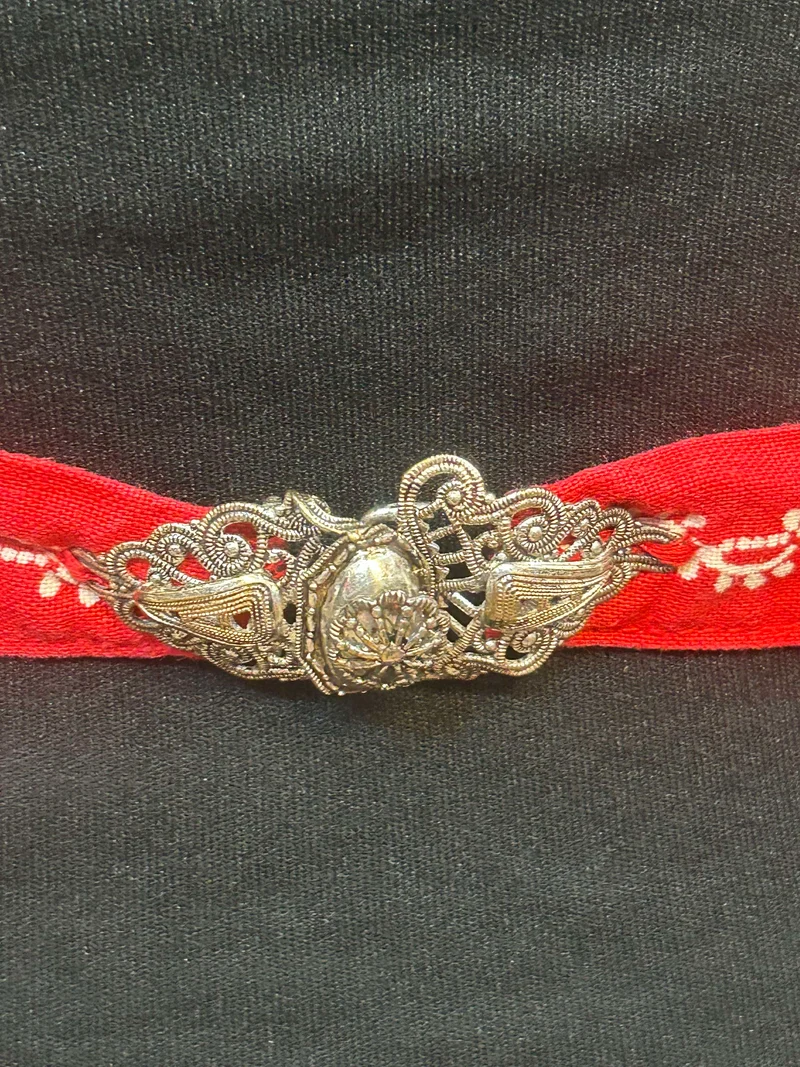 Vintage Dirndlschürze rot gemustert – Trachten Schürze mit Streifen & Ornamenten