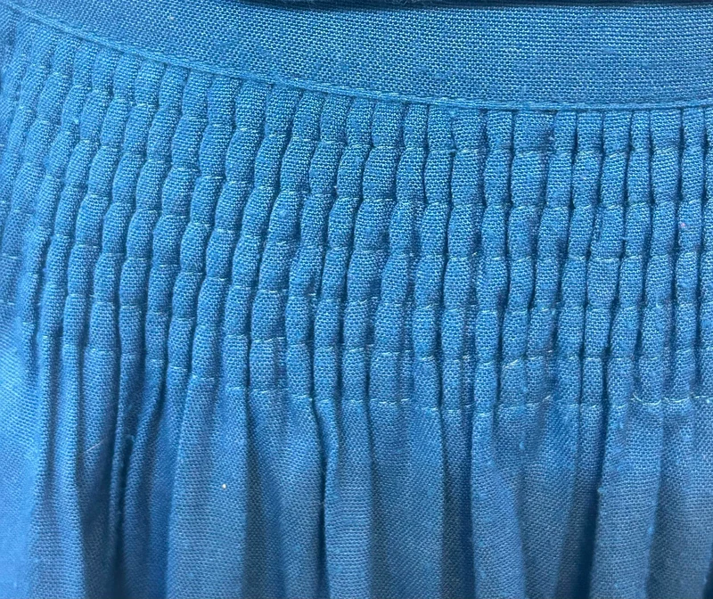 Vintage Dirndlschürze blau lang – Smokbund Trachten Schürze Damen