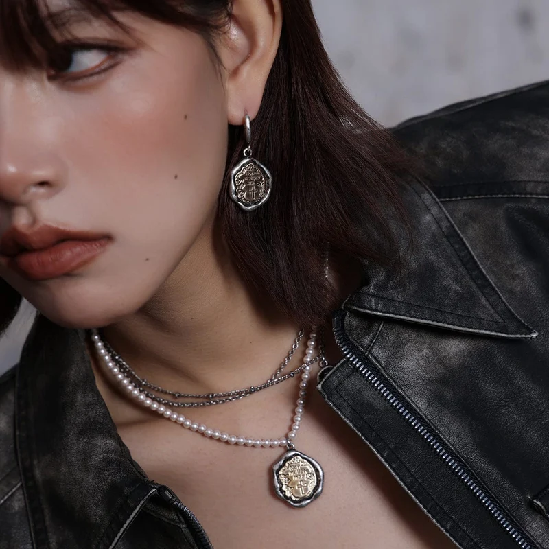 Punk-Kreuz-Ohrringe für Damen in Kontrastfarbe