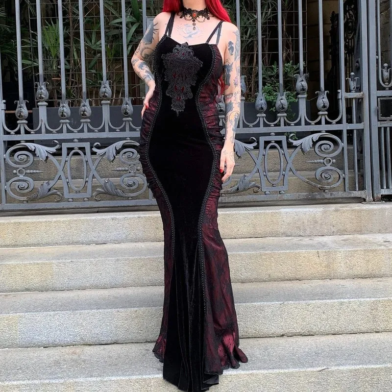 Damen-Brautkleid im Gothic-Stil mit floraler Stickerei und gerafftem Fischschwanz