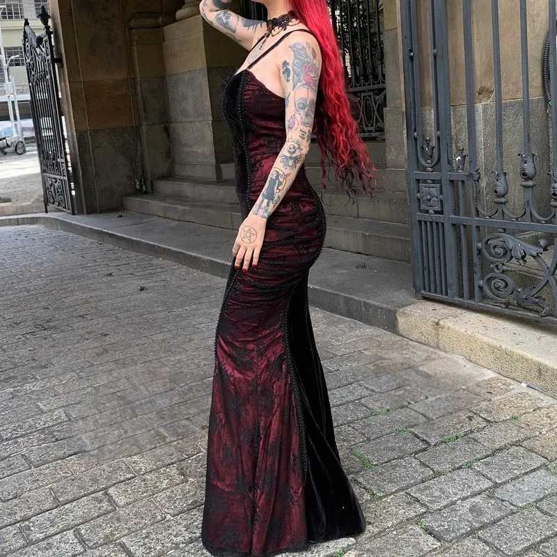 Damen-Brautkleid im Gothic-Stil mit floraler Stickerei und gerafftem Fischschwanz