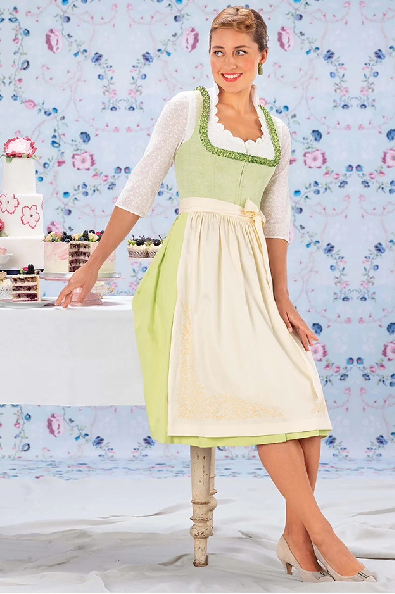 All-over bestickte Dirndlbluse