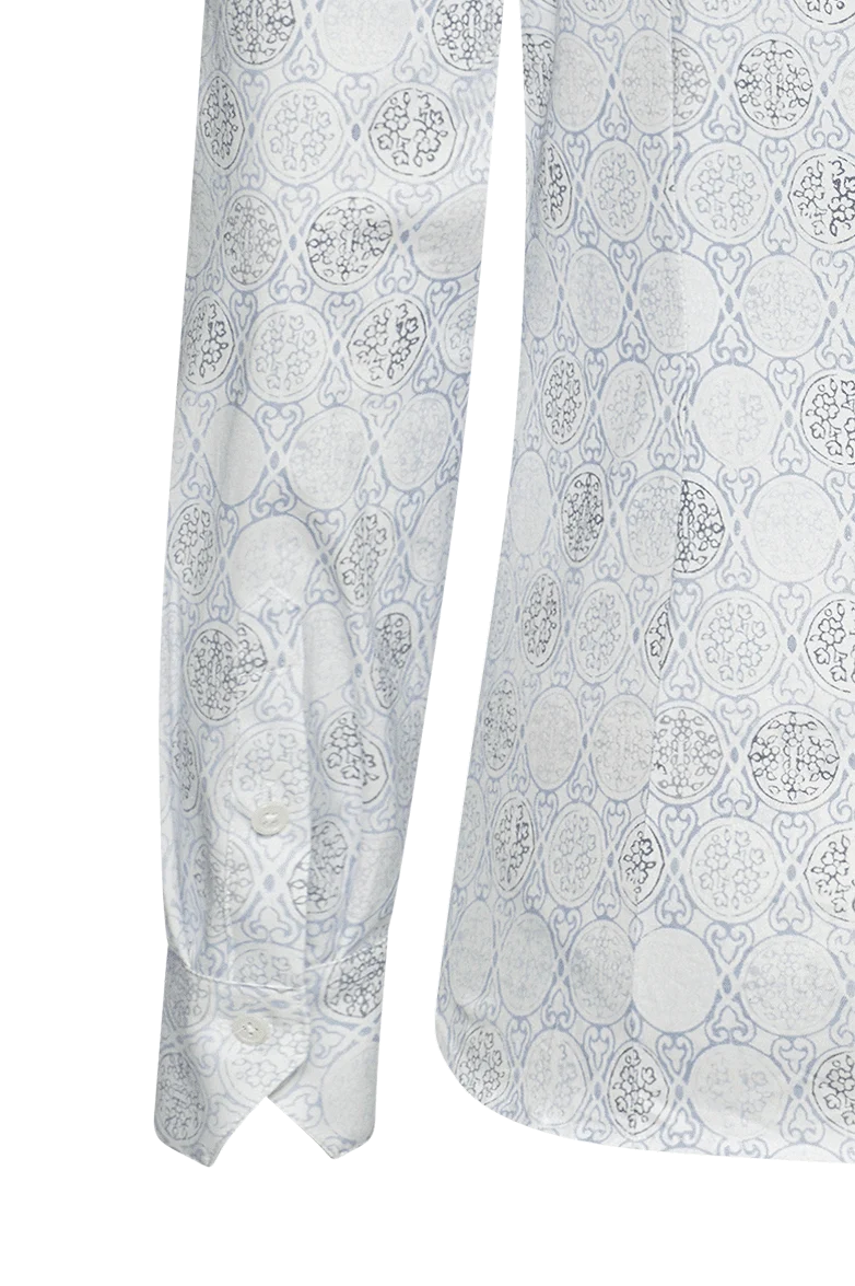 Bluse mit hand gedruckten Modeln