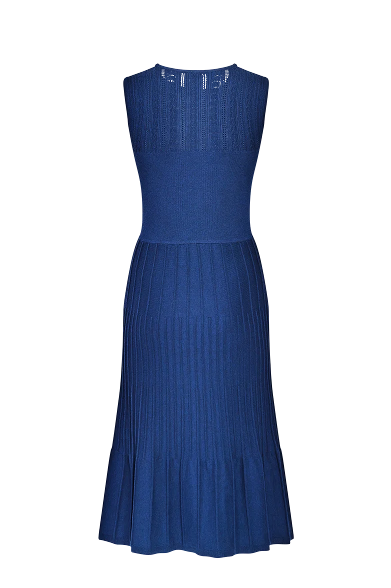 Tailliertes Kleid mit kunstvollen Strickmustern
