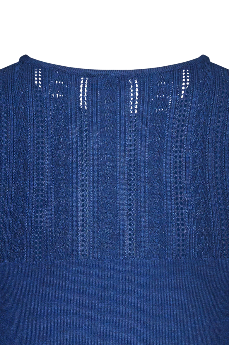 Tailliertes Kleid mit kunstvollen Strickmustern