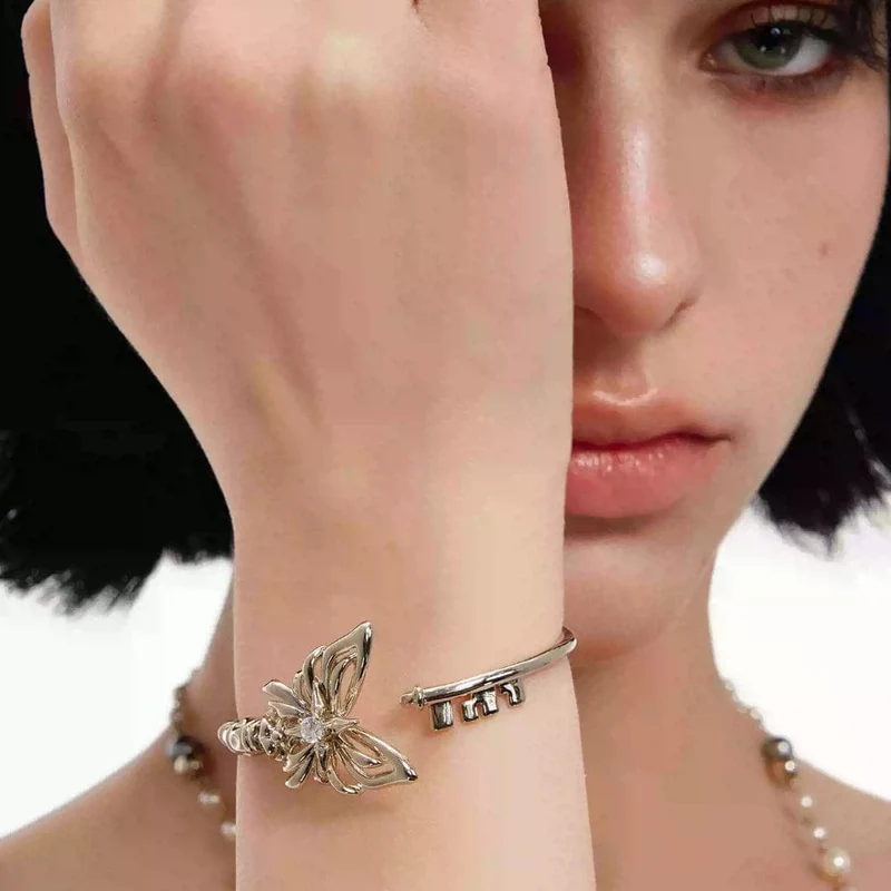 Grunge-Armband für Damen mit Schmetterlings-Schlüssel-Design