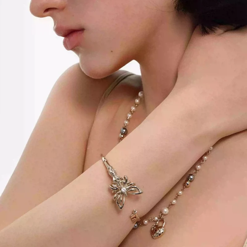 Grunge-Armband für Damen mit Schmetterlings-Schlüssel-Design