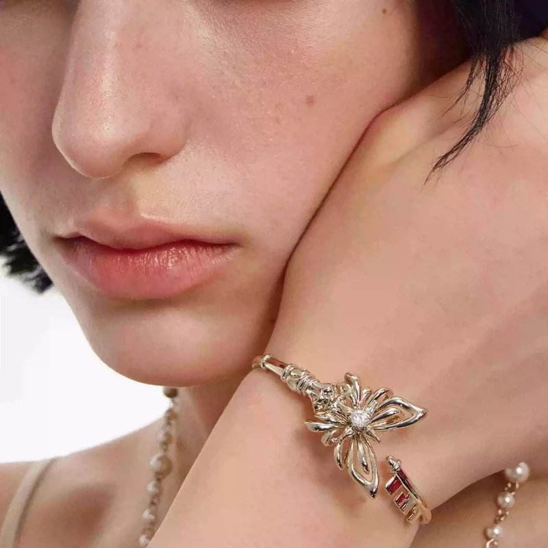 Grunge-Armband für Damen mit Schmetterlings-Schlüssel-Design