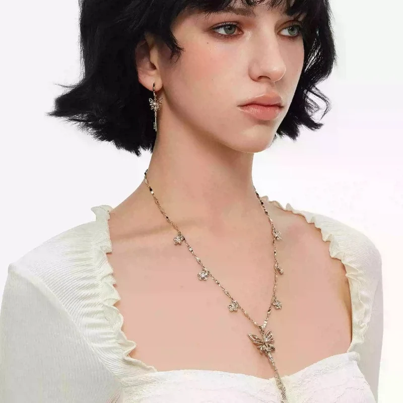 Grunge-Schlüsselanhänger für Damen mit Blumen- und Schmetterlingsmotiv