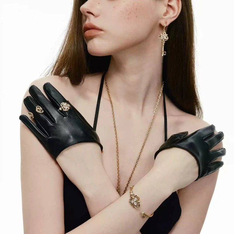 Grunge-Armband für Damen mit Strasssteinen und offenem Schlüsseldesign