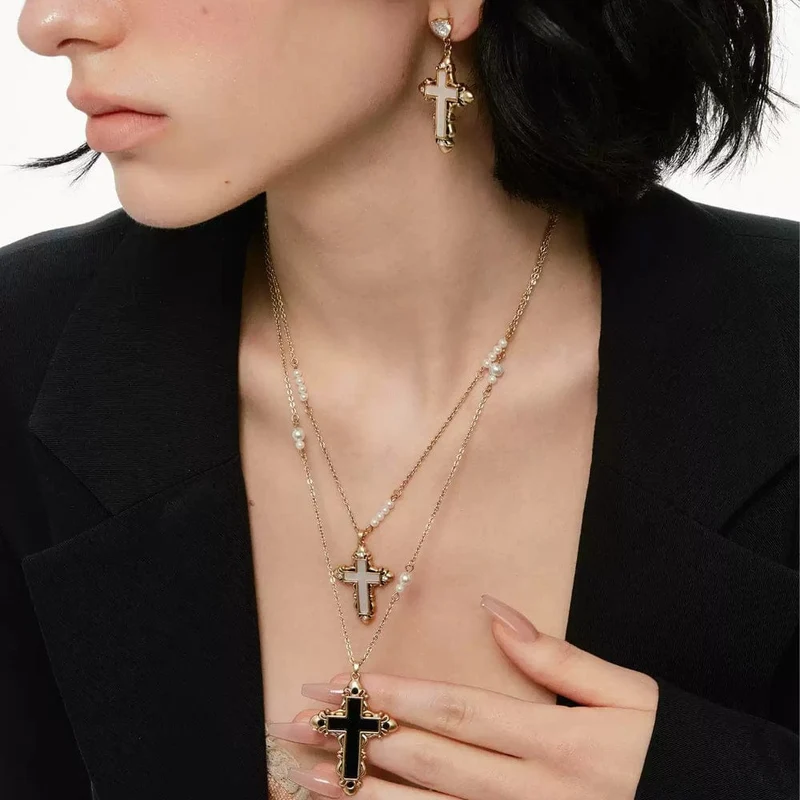 Grunge-Doppellagige schwarz-weiße Kreuzkette für Damen