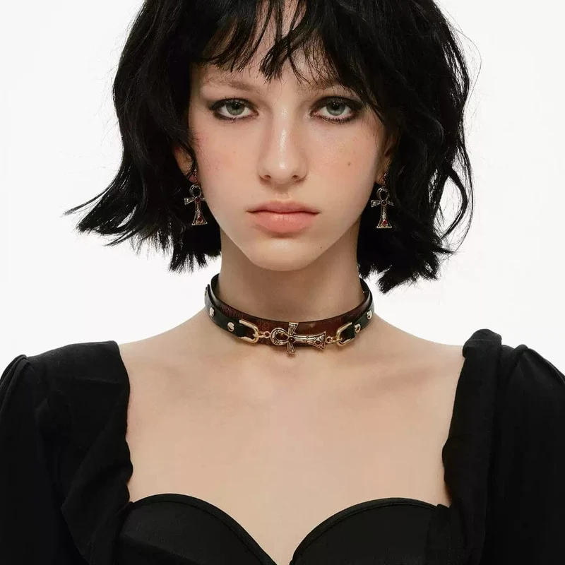 Grunge-Choker für Damen aus Kunstleder mit Kreuz