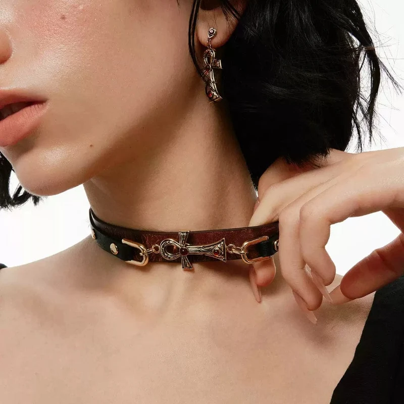 Grunge-Choker für Damen aus Kunstleder mit Kreuz