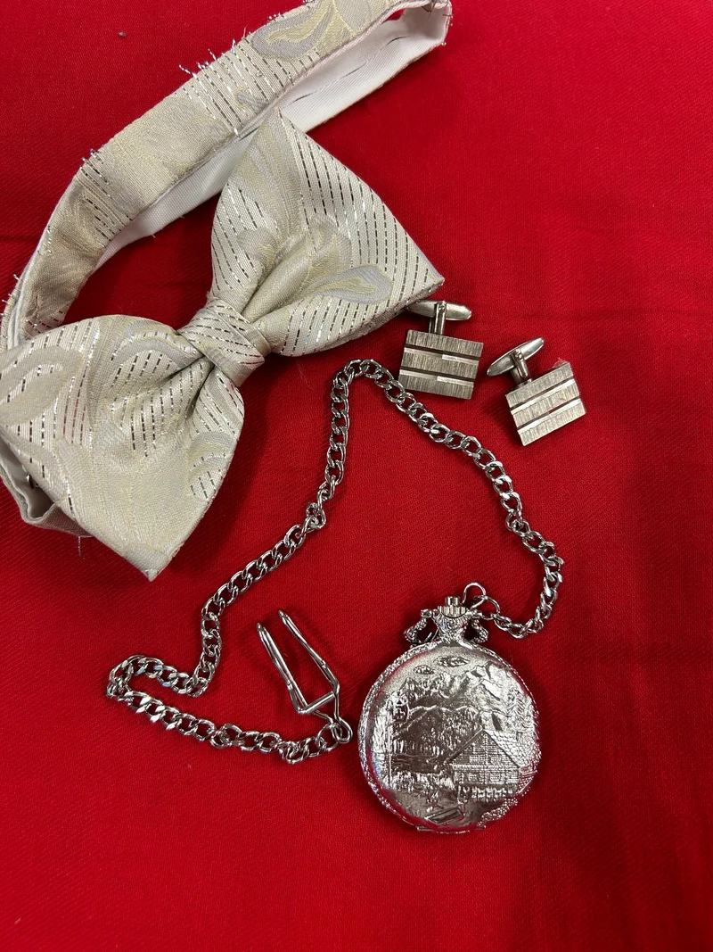 Accessoire-Set - Herren – Silberne Taschenuhr, Manschettenknöpfe, Fliege