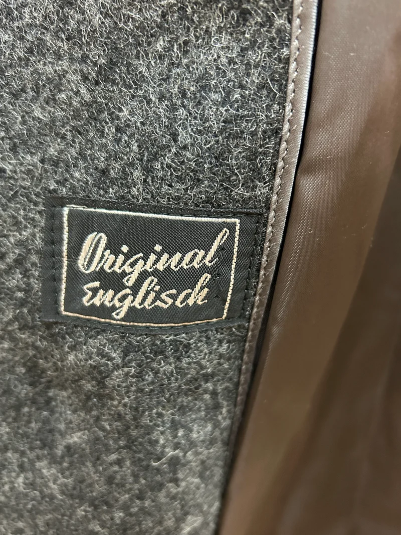 Lodenmantel im britischen 1920er-Jahre-Gangsterstil