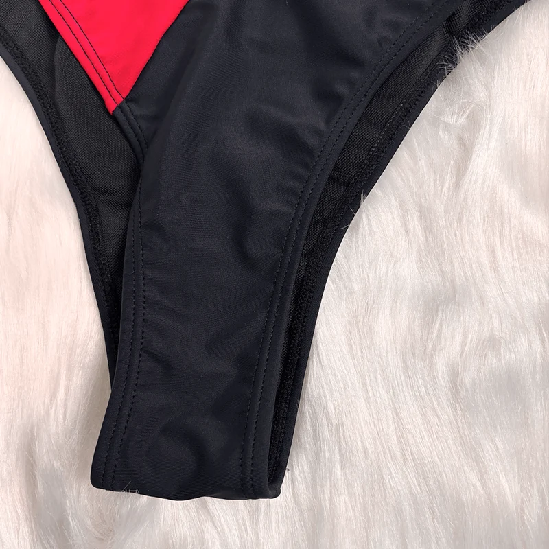 Damen-Bikini-Set im Grunge-Stil mit kontrastfarbenen Ringen und seitlichen Bindebändern