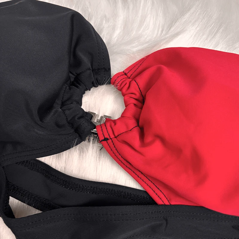 Damen-Bikini-Set im Grunge-Stil mit kontrastfarbenen Ringen und seitlichen Bindebändern