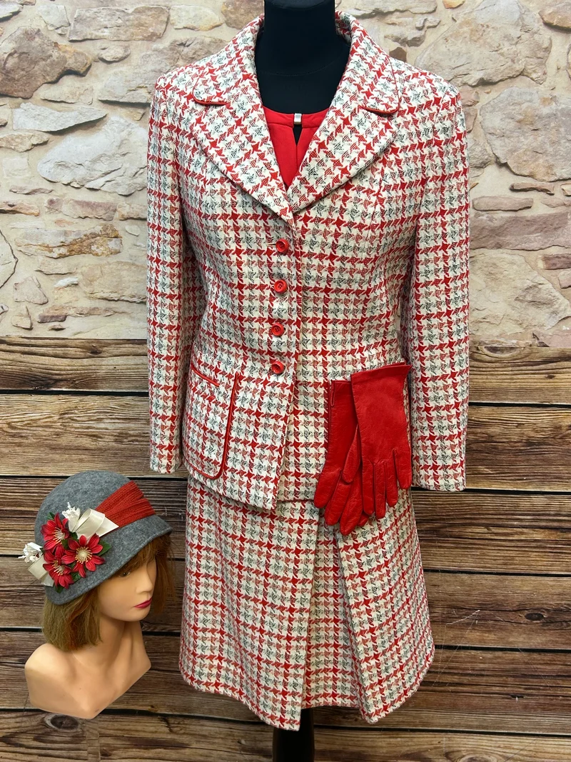 Vintage Damen Tweed-Kostüm aus den 1970ern mit Hut, Bluse und Handschuhen
