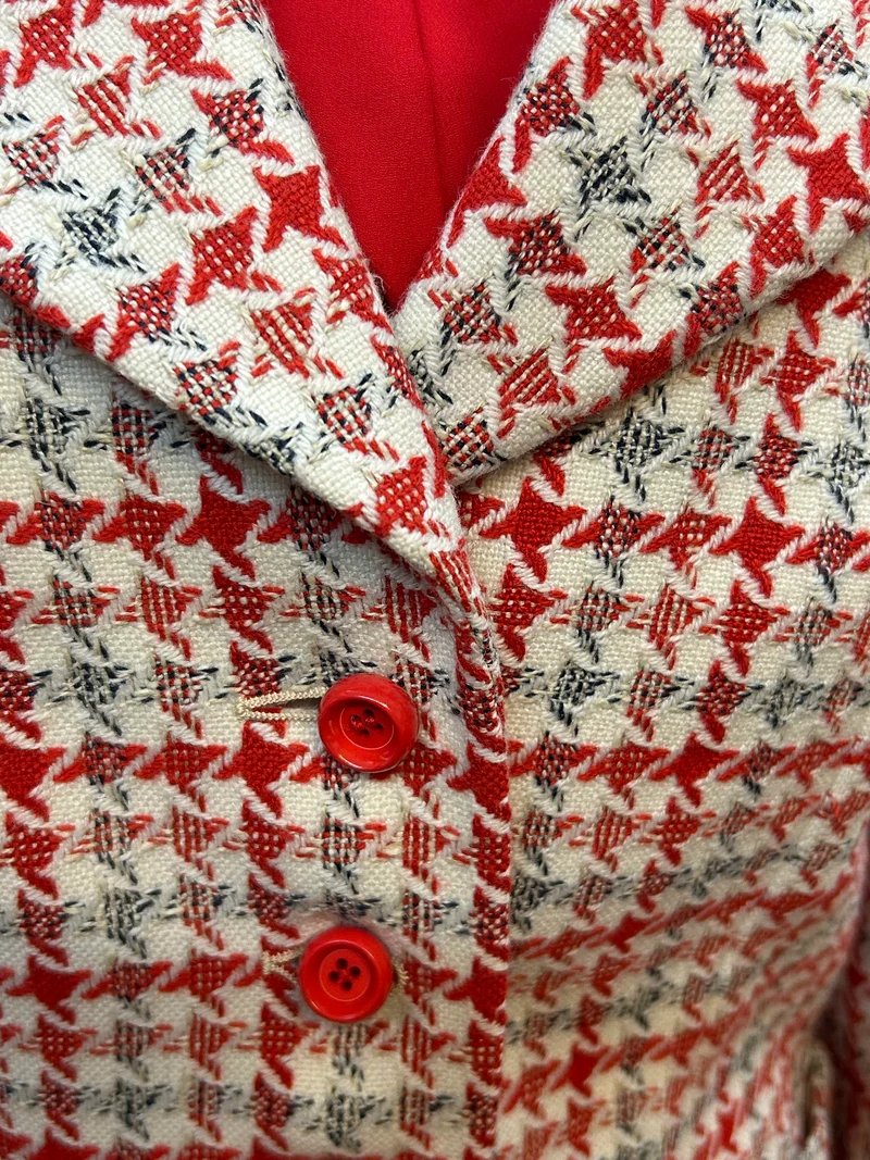 Vintage Damen Tweed-Kostüm aus den 1970ern mit Hut, Bluse und Handschuhen