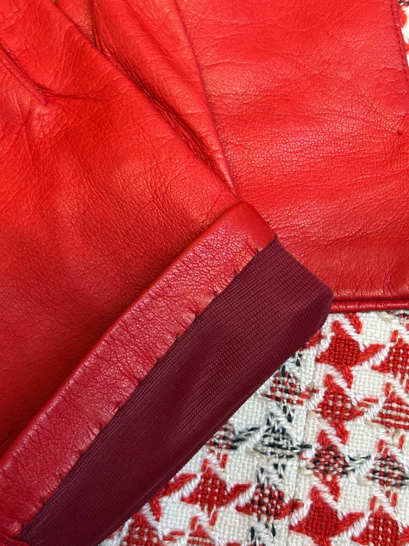 Vintage Damen Tweed-Kostüm aus den 1970ern mit Hut, Bluse und Handschuhen
