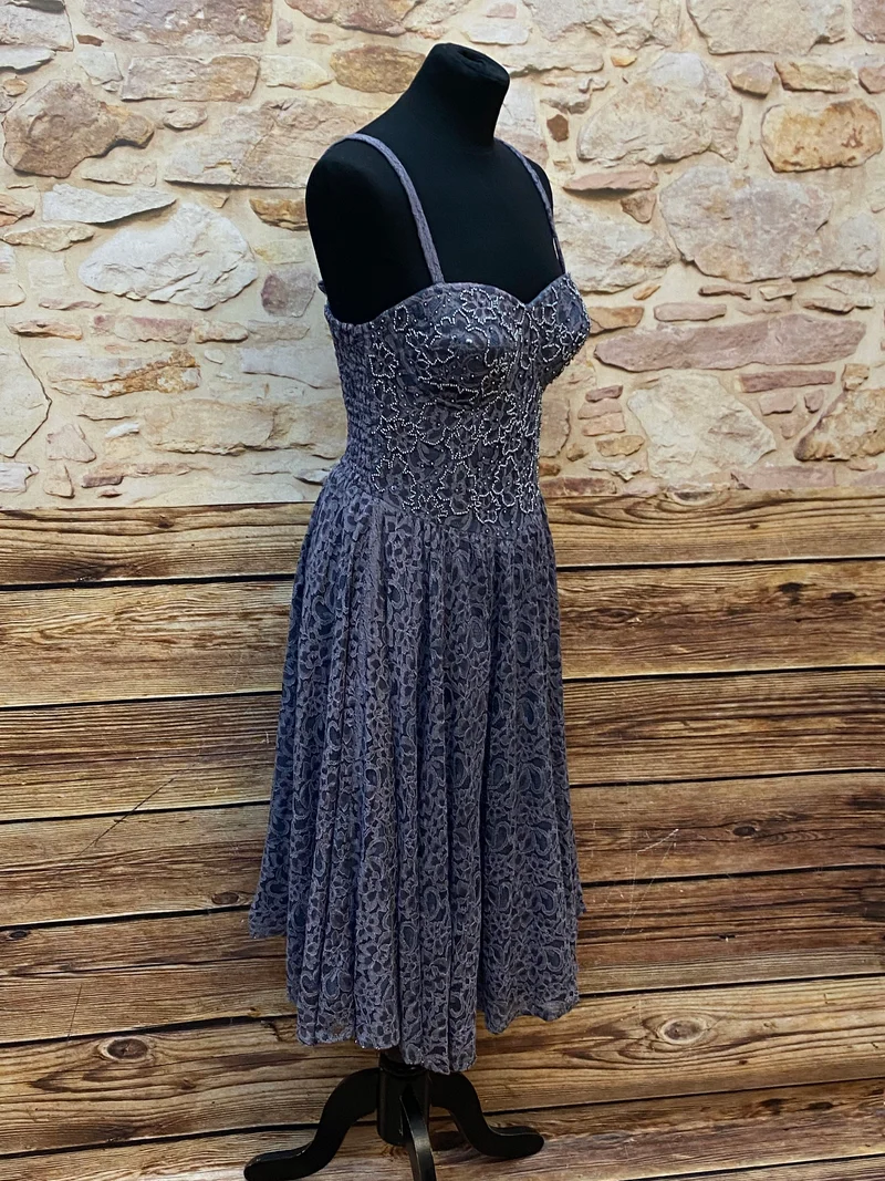 Vintage Spitzenkleid Graulila – Theater Abendkleid mit Korsagenform Gr. L