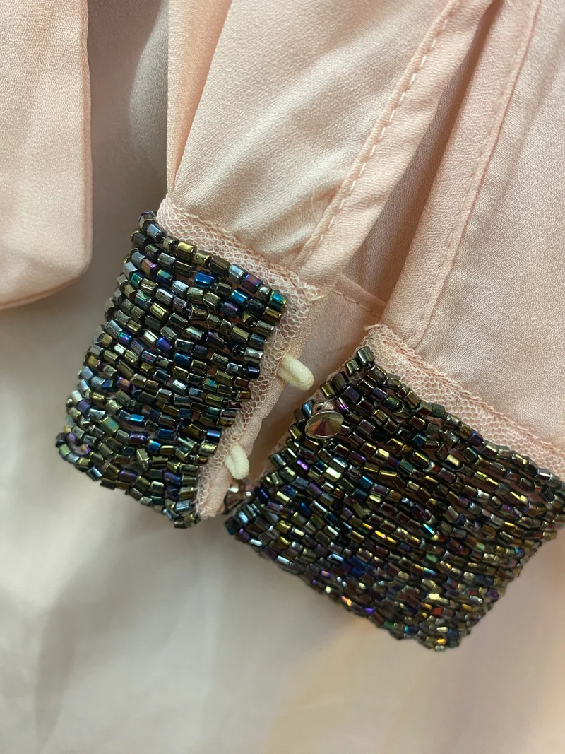 Vintage Schluppenbluse 1980er Puderrosa mit Perlenmanschetten – Größe M