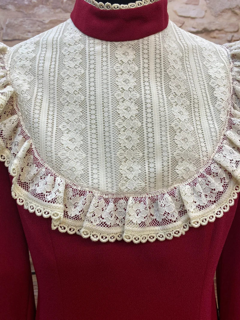 Elegantes Vintage-Kleid in Bordeauxrot mit Spitzenbesatz – Größe 38