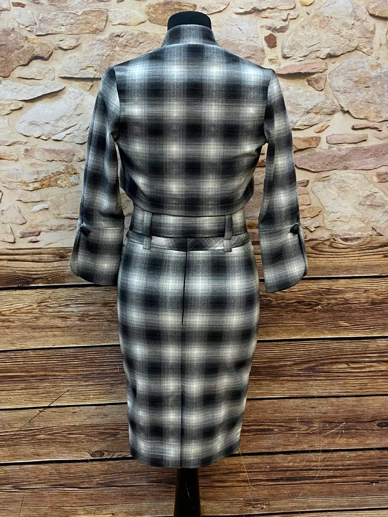 Eleganz in Karomuster: Vintage Damen-Kostüm in Größe 36 (34)