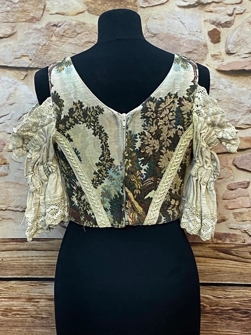 Elegantes Vintage-Trachtenmieder mit romantischen Stickereien