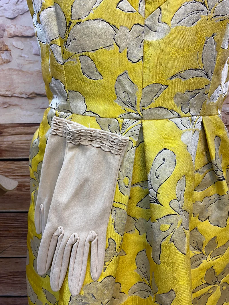 Vintage Cocktailkleid-Set Gelb mit Hut, Handschuhen & Kette (Gr. 38–40)