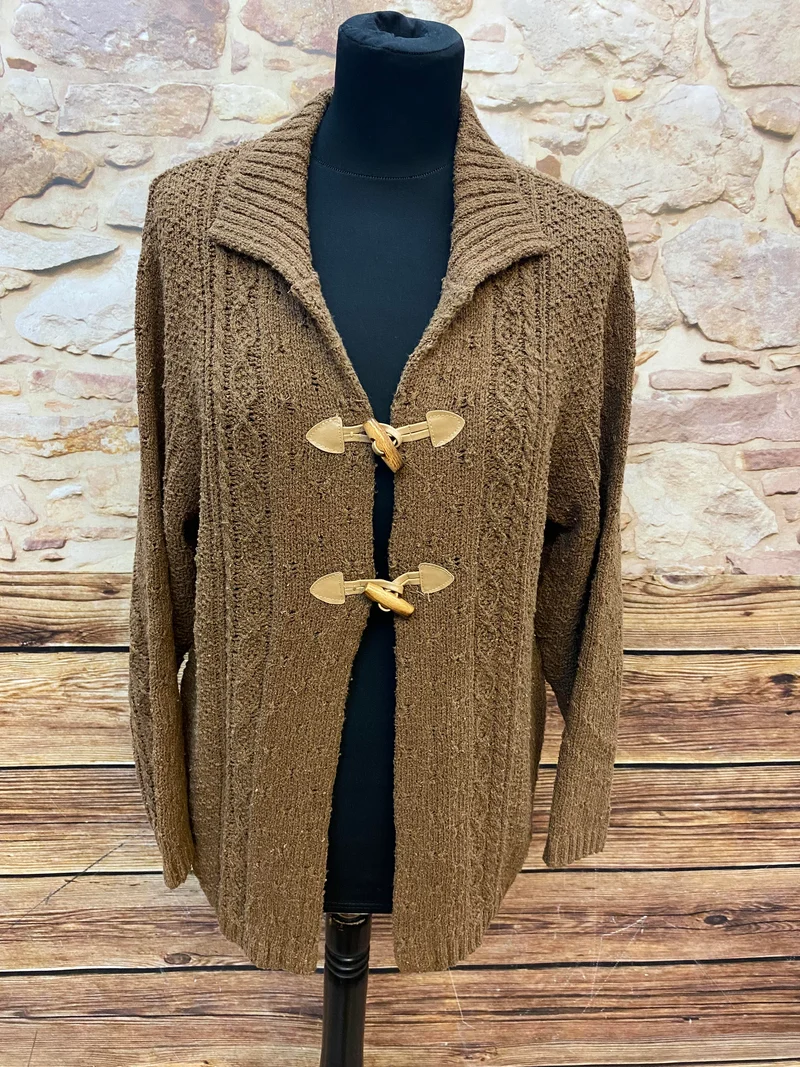 Vintage-Strickjacke Braun mit Zopfmuster & Knebelverschluss – Gr. 38