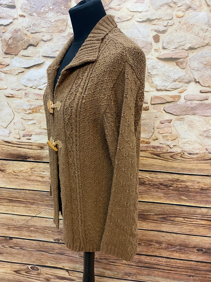 Vintage-Strickjacke Braun mit Zopfmuster & Knebelverschluss – Gr. 38