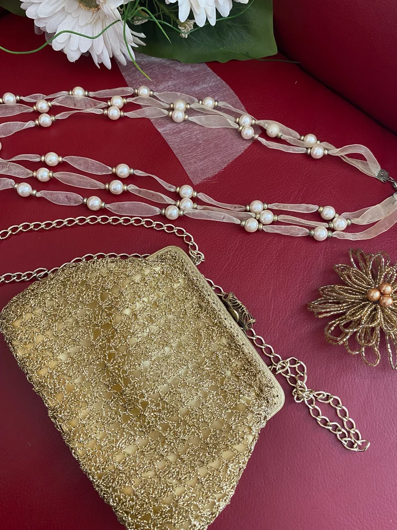 Handgefertigtes Set im 20er Jahre Stil – Lurex-Abendtasche, Perlenkette und Haarschmuck